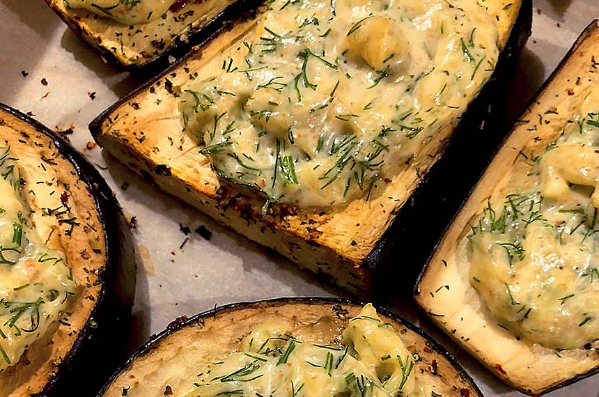 Быстрая закуска из печёных баклажанов с сыром и чесноком