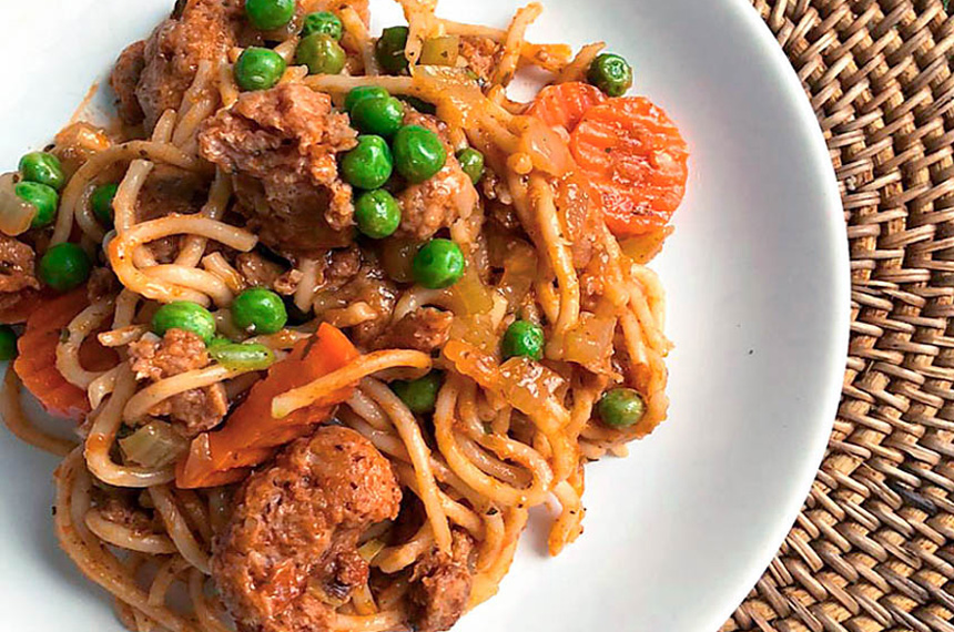 Веганская мясная паста с овощами и соусом