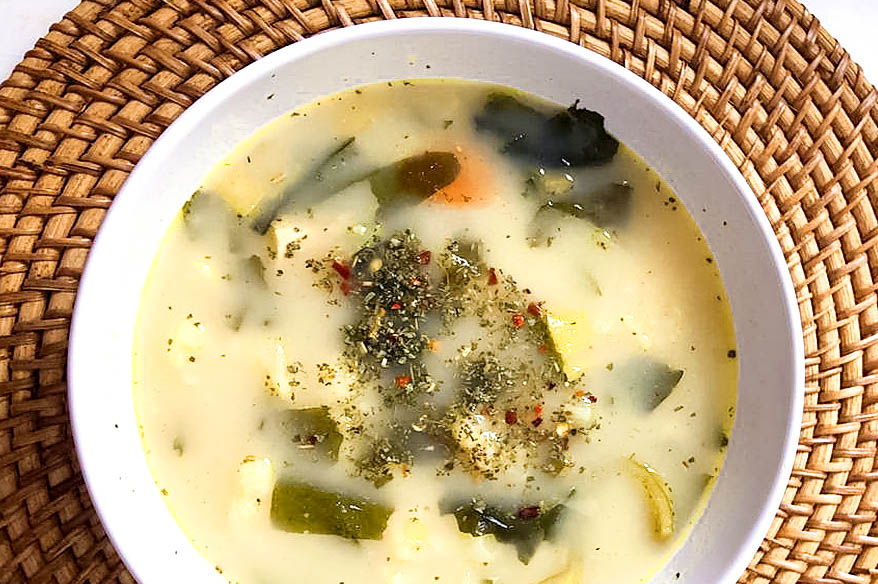 Тайский суп с цветной капустой и водорослями