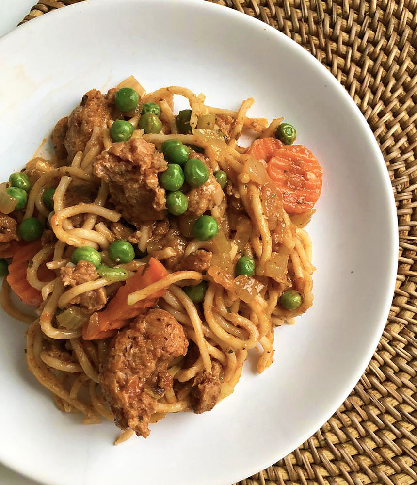 Паста с соевым мясом и соусом