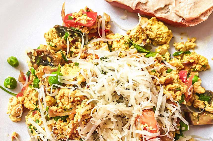 Ароматный шелковистый тофу‑скрэмбл с овощами